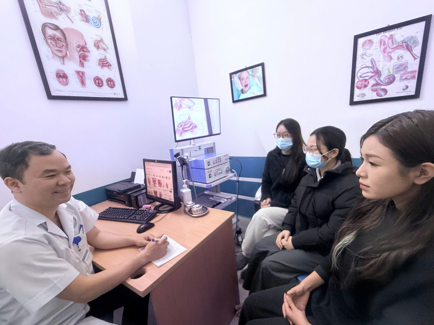 Bác sĩ Sơn khuyến khích giới trẻ duy trì thói quen tập thể dục nhẹ nhàng để nâng cao sức khỏe, đặc biệt trong mùa đông lạnh giá. Bác sĩ Sơn khuyến khích giới trẻ duy trì thói quen tập thể dục nhẹ nhàng để nâng cao sức khỏe, đặc biệt trong mùa đông lạnh giá.