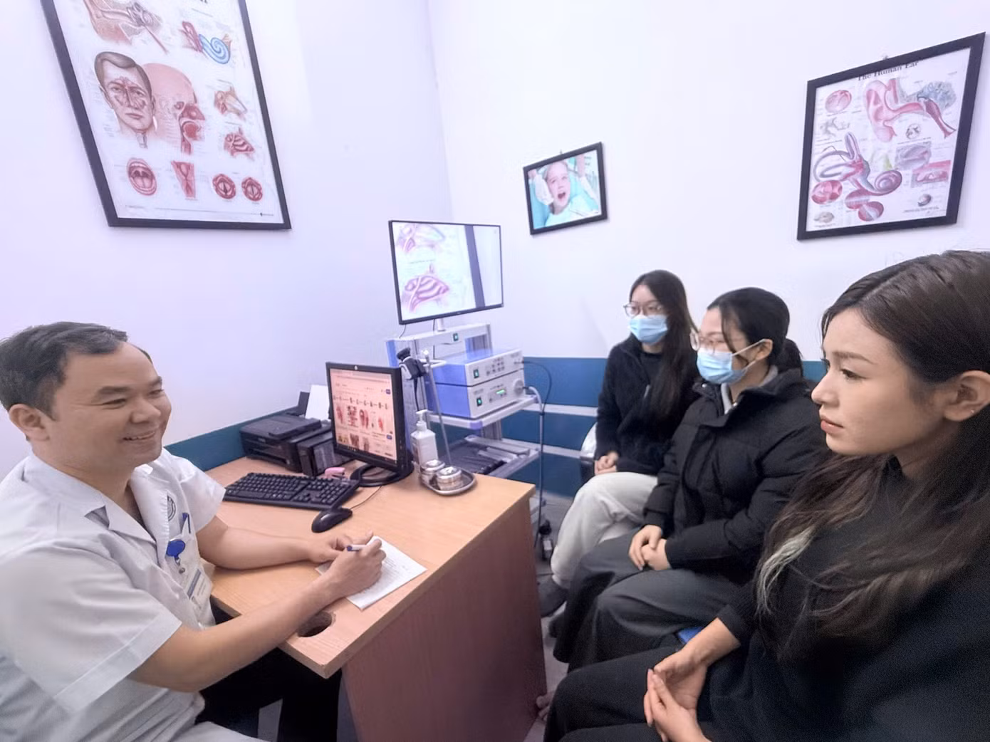 Bác sĩ Sơn khuyến khích giới trẻ duy trì thói quen tập thể dục nhẹ nhàng để nâng cao sức khỏe, đặc biệt trong mùa đông lạnh giá.