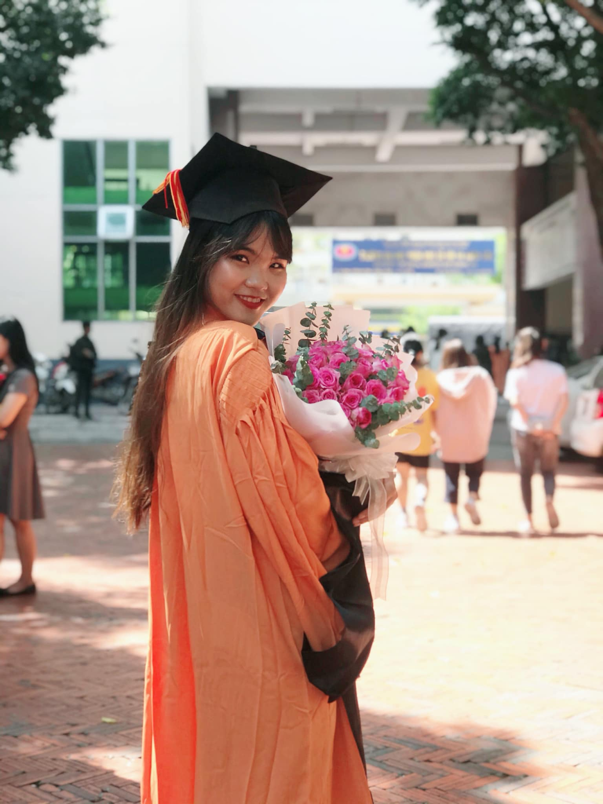 Hồng Đào tốt nghiệp đại học vào cuối năm 2019. Hồng Đào tốt nghiệp đại học vào cuối năm 2019.