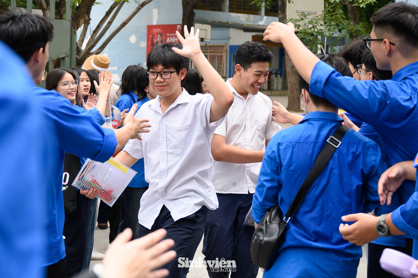 Niềm vui của sĩ tử và phụ huynh sau môn thi đầu tiên. Đây là năm đầu tiên học sinh cả nước thi tuyển sinh lớp 10 theo Chương trình giáo dục phổ thông 2018 với nhiều thay đổi trong cách ra đề thi, kiến thức cũng như quy chế thi. Chương trình mới này đòi hỏi người học phải tự rèn luyện, phát triển năng lực thật sự thay vì cách học vẹt, học tủ.