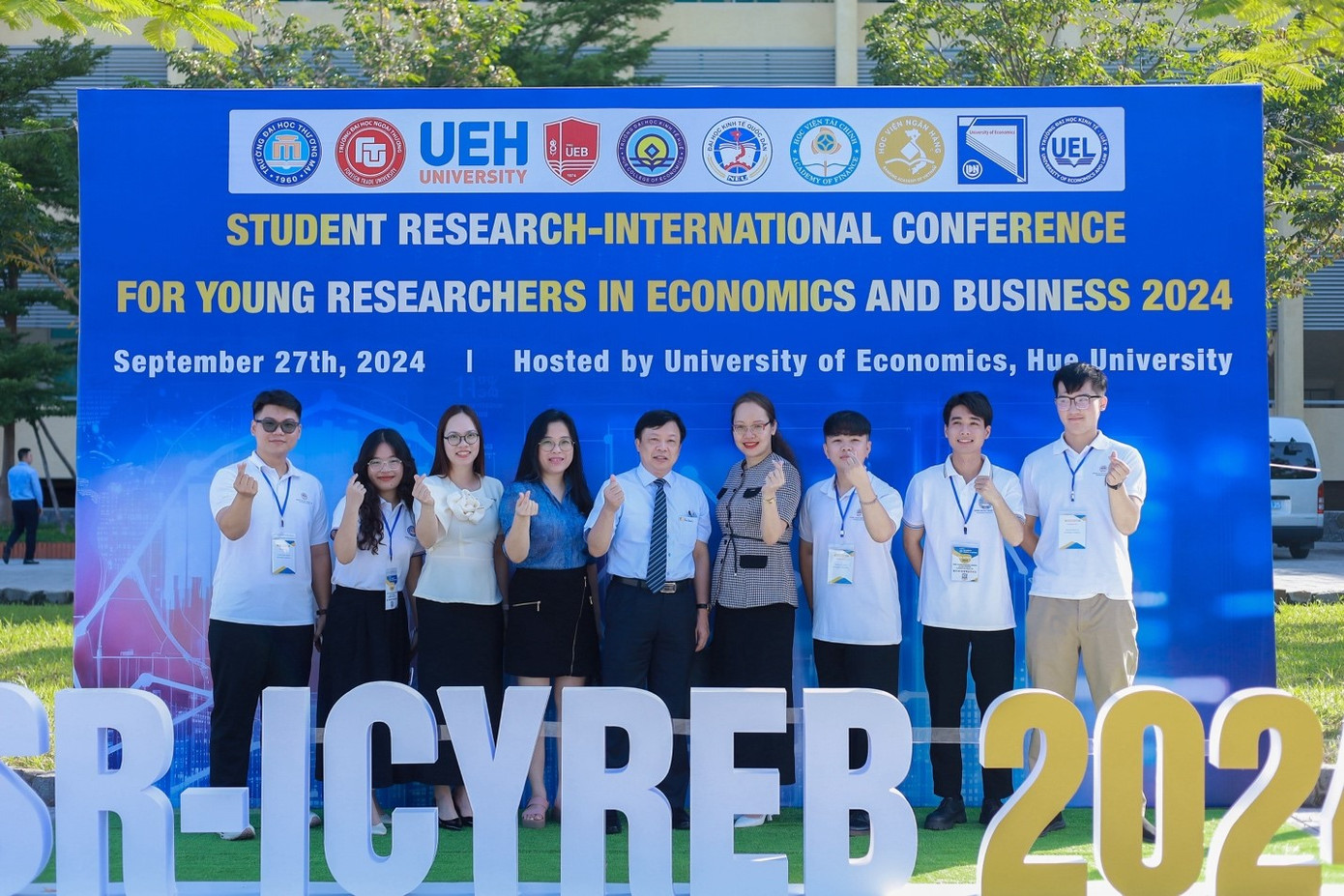 Hữu Lương cùng các thầy cô lãnh đạo nhà trường và các bạn sinh viên tham dự tại Hội thảo Khoa học Quốc tế SR-ICYREB 2024 tại Huế.