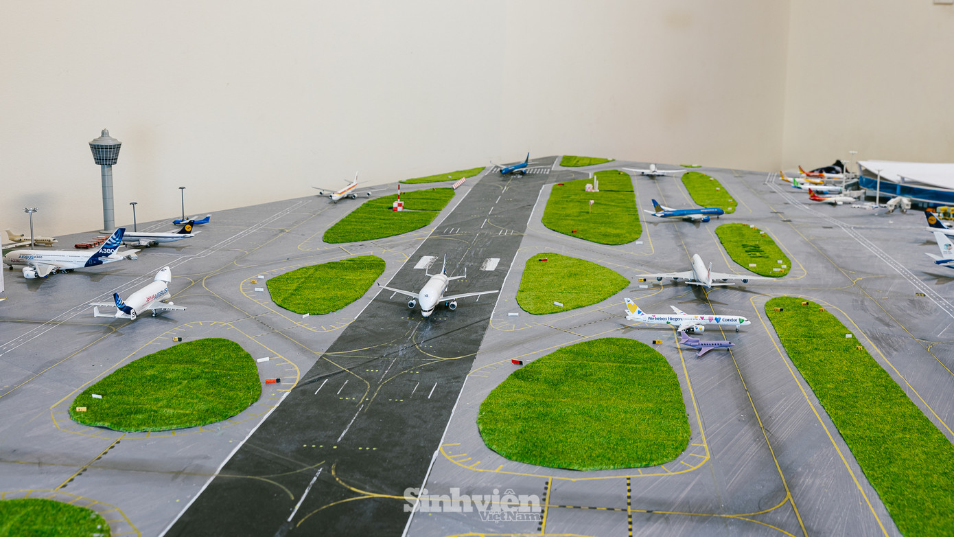 Không chỉ dừng lại ở việc sưu tầm, Dương còn thể hiện tài năng sáng tạo và đam mê bằng việc tự tay xây dựng một mô hình sân bay độc đáo. "Ý tưởng này đến với mình một cách rất tự nhiên. Mình muốn tạo ra một không gian thu nhỏ, nơi mình có thể thỏa sức sáng tạo và lan tỏa niềm đam mê hàng không."