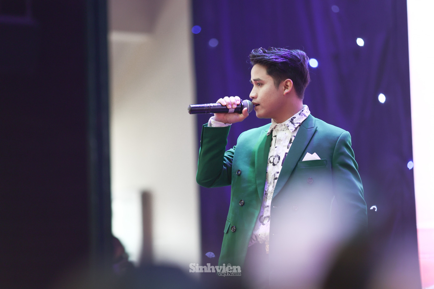 Hồ Văn Kãnh đem tới Ngày hội Tuyển sinh Hoa hậu Việt Nam 2024 số thứ 2 ca khúc Một vòng Việt Nam và Đi tìm lời ru nữ thần mặt trời. Giọng ca đầy “lửa” của nam ca sĩ đã khởi đầu Ngày hội bằng không khí sôi động, nhiệt huyết.