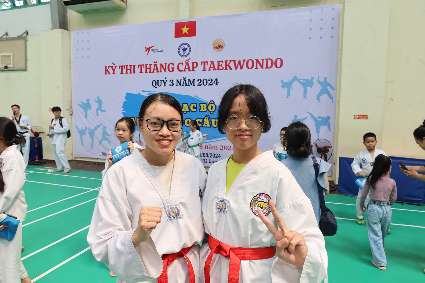 Thảo Nguyên (bên phải) chơi được nhiều môn thể thao và từng giành huy chương trong một số cuộc thi đấu bóng rổ, taekwondo. Thảo Nguyên (bên phải) chơi được nhiều môn thể thao và từng giành huy chương trong một số cuộc thi đấu bóng rổ, taekwondo.