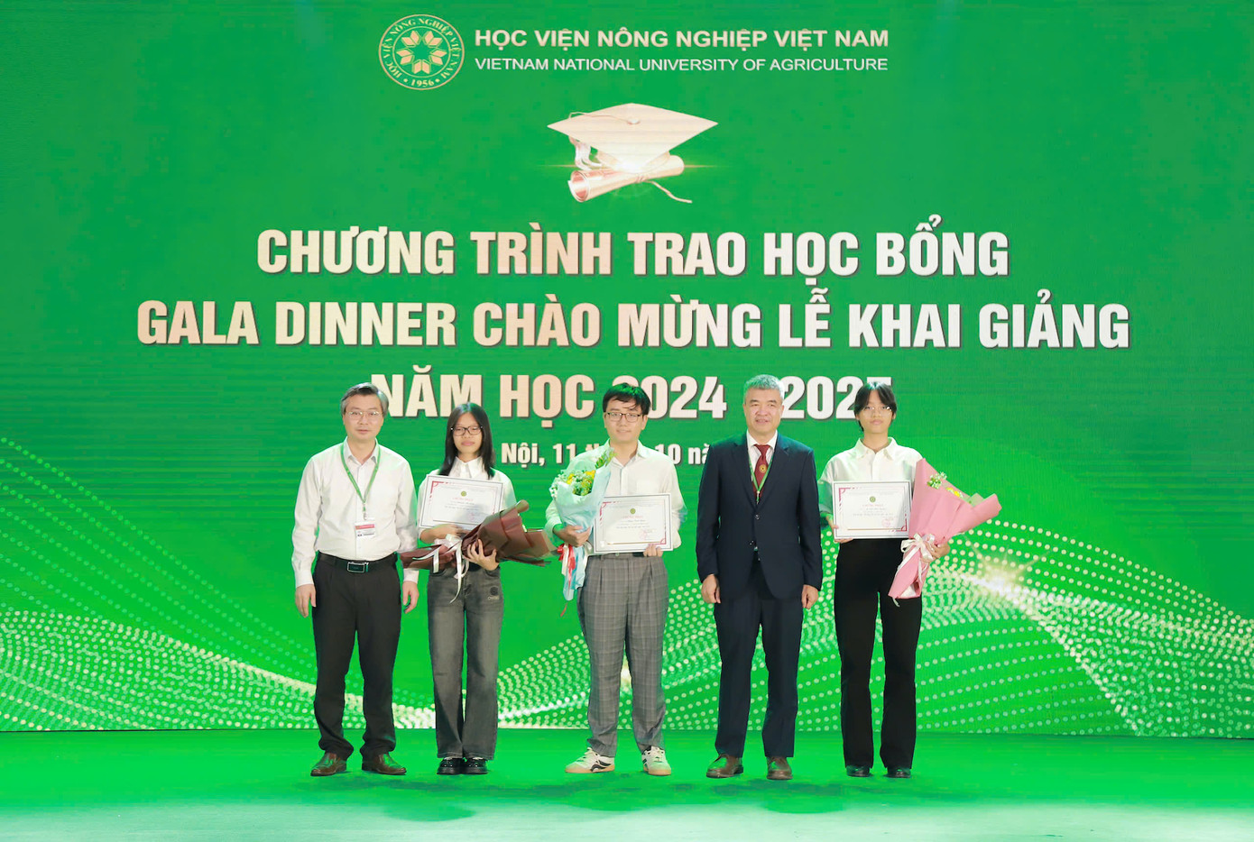 Thảo Nguyên (ngoài cùng bên phải) là một trong ba tân sinh viên Học viện Nông nghiệp Việt Nam nhận học bổng du học toàn phần tại Trường Đại học Khoa học và Công nghệ Tây Nam, Trung Quốc. Thảo Nguyên (ngoài cùng bên phải) là một trong ba tân sinh viên Học viện Nông nghiệp Việt Nam nhận học bổng du học toàn phần tại Trường Đại học Khoa học và Công nghệ Tây Nam, Trung Quốc.