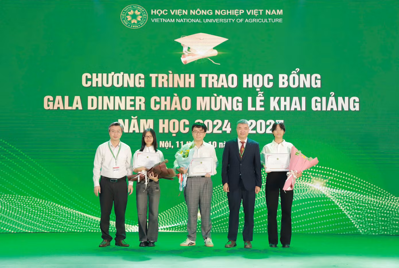 Thảo Nguyên (ngoài cùng bên phải) là một trong ba tân sinh viên Học viện Nông nghiệp Việt Nam nhận học bổng du học toàn phần tại Trường Đại học Khoa học và Công nghệ Tây Nam, Trung Quốc.