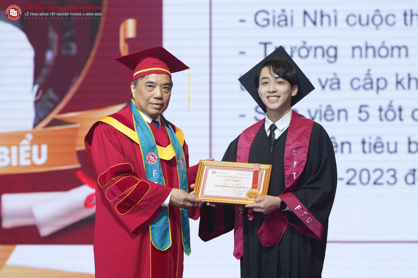 Những bước đi đầu tiên ra khỏi vùng an toàn: Tuấn Anh tự tin trình bày ý tưởng, minh chứng cho sự trưởng thành vượt bậc sau những lần dám dấn thân.