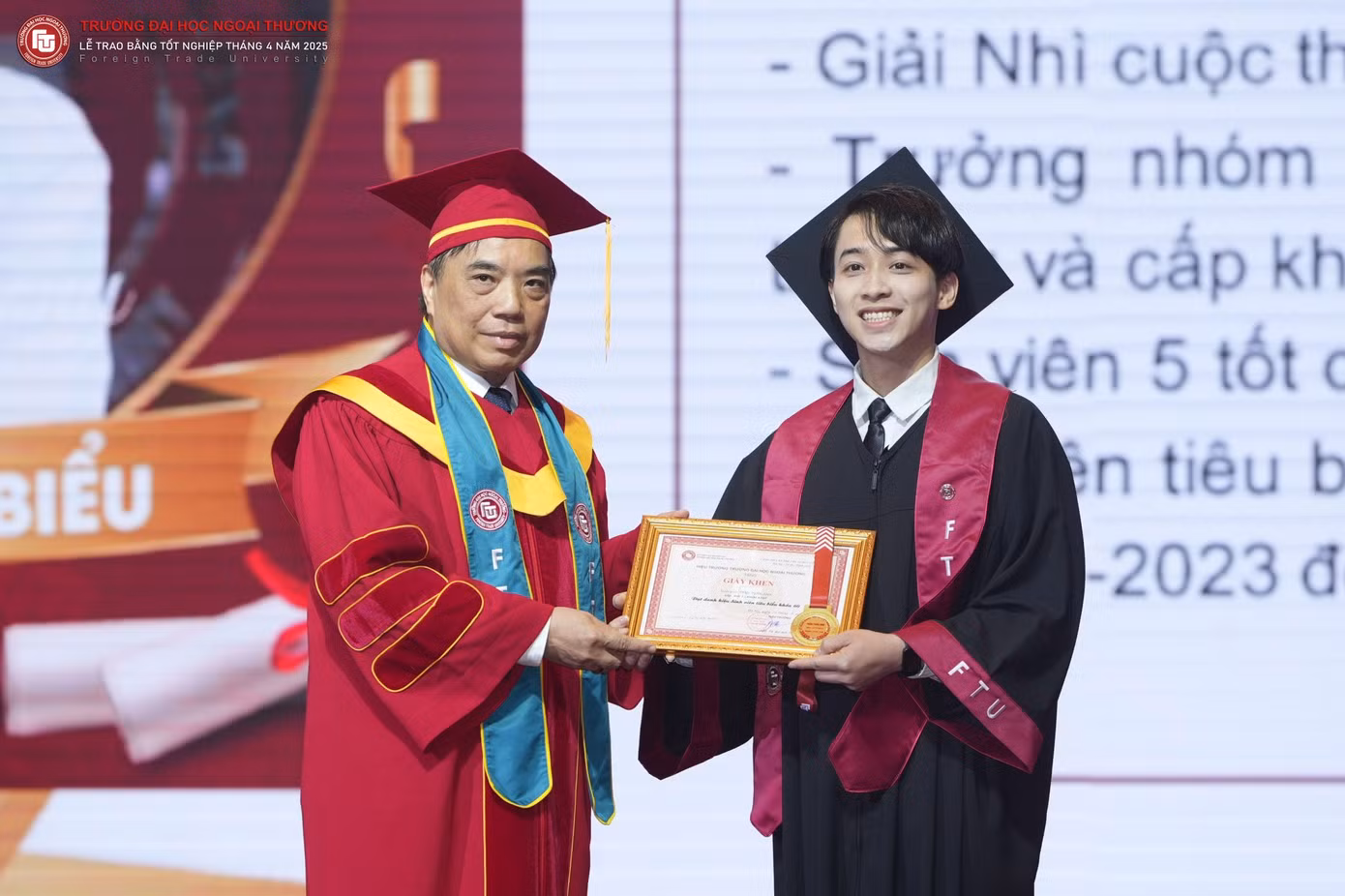 Những bước đi đầu tiên ra khỏi vùng an toàn: Tuấn Anh tự tin trình bày ý tưởng, minh chứng cho sự trưởng thành vượt bậc sau những lần dám dấn thân.