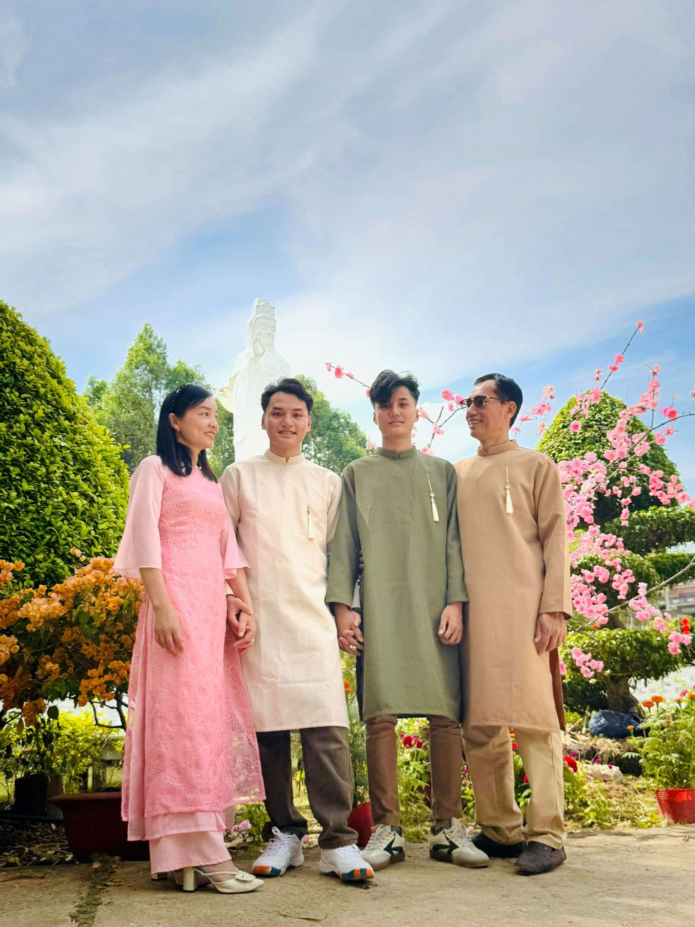 Khôi bên gia đình. Khôi bên gia đình.