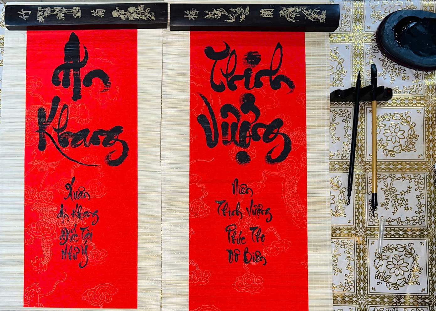 Linh Giang tỉ mỉ viết câu đối Tết đỏ thắm, mang theo lời chúc may mắn và bình an cho gia đình trong năm mới. Linh Giang tỉ mỉ viết câu đối Tết đỏ thắm, mang theo lời chúc may mắn và bình an cho gia đình trong năm mới.