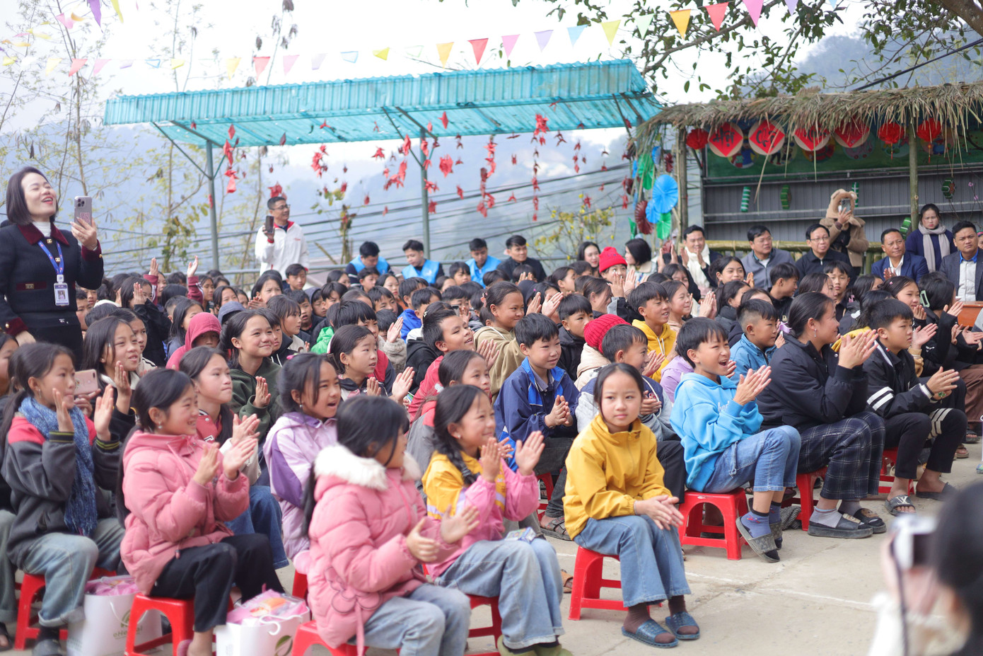 Những tiếng vỗ tay hân hoan từ các em nhỏ dành tặng cho đội Văn nghệ. (Ảnh BTC)