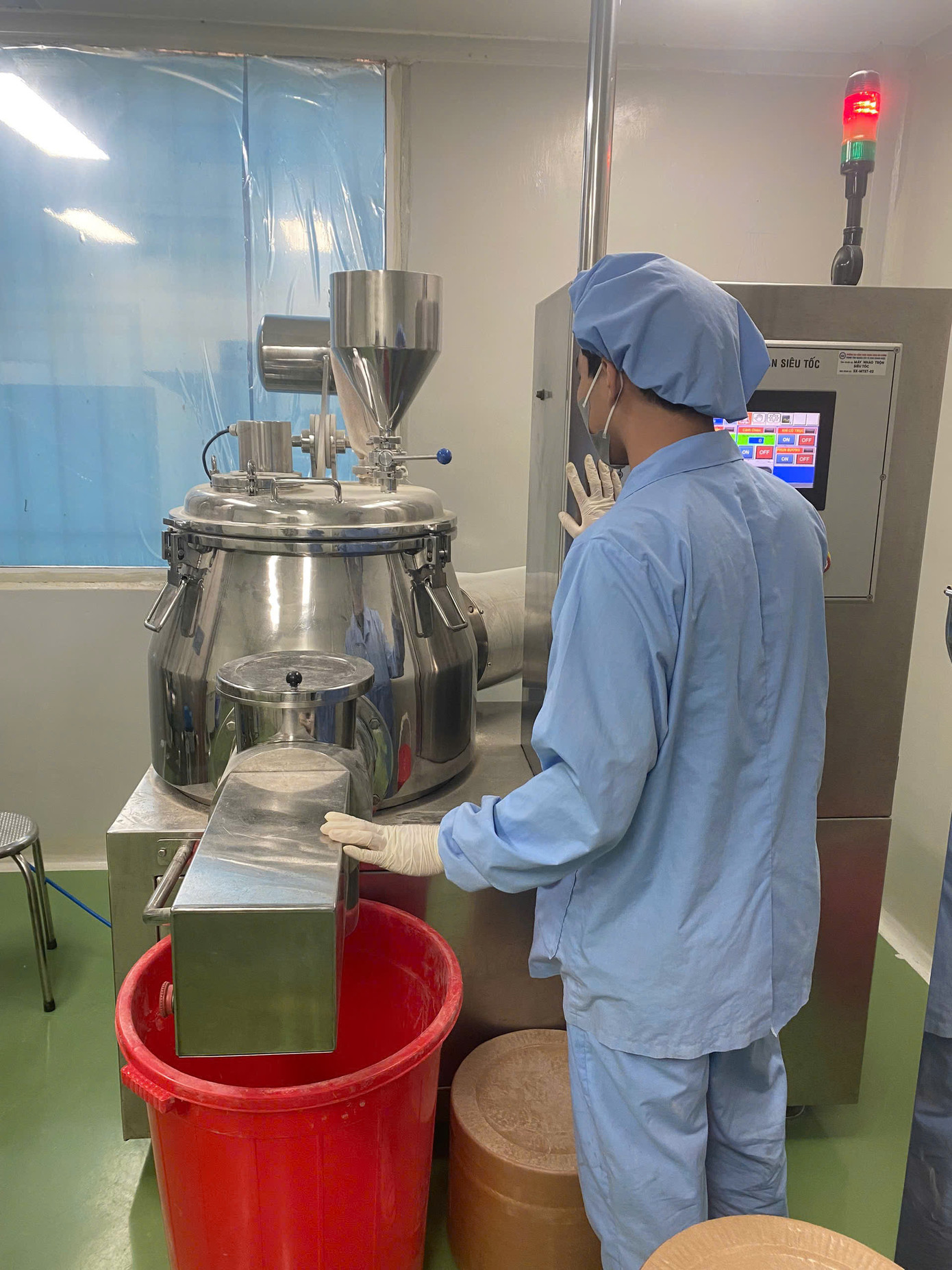 Ngoài giờ học trên giảng đường, Thái chủ động tìm kiếm cơ hội thực hành thực tế tích lũy kinh nghiệm để hoàn thiện kỹ năng chuyên môn. Ngoài giờ học trên giảng đường, Thái chủ động tìm kiếm cơ hội thực hành thực tế tích lũy kinh nghiệm để hoàn thiện kỹ năng chuyên môn.