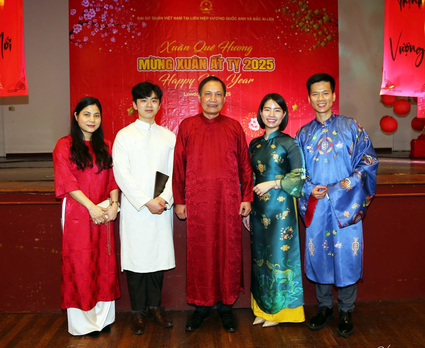 Thành Hưng cùng anh chị đồng hương tại Anh tổ chức đón Tết và chào mừng mùa Xuân mới.