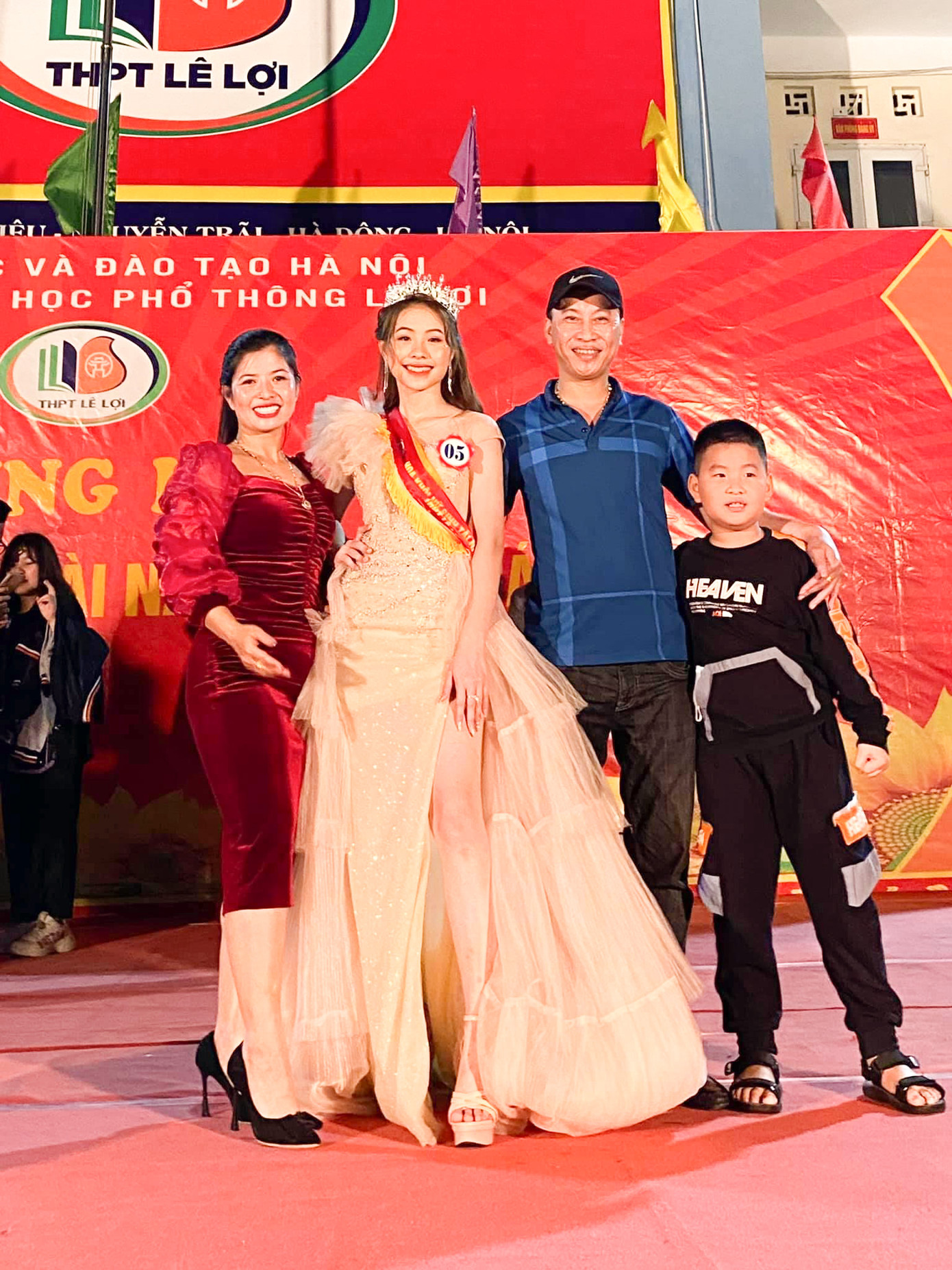 Vân Anh được vinh danh là Hoa khôi của trường Trung học Phổ thông năm 2021. Vân Anh được vinh danh là Hoa khôi của trường Trung học Phổ thông năm 2021.