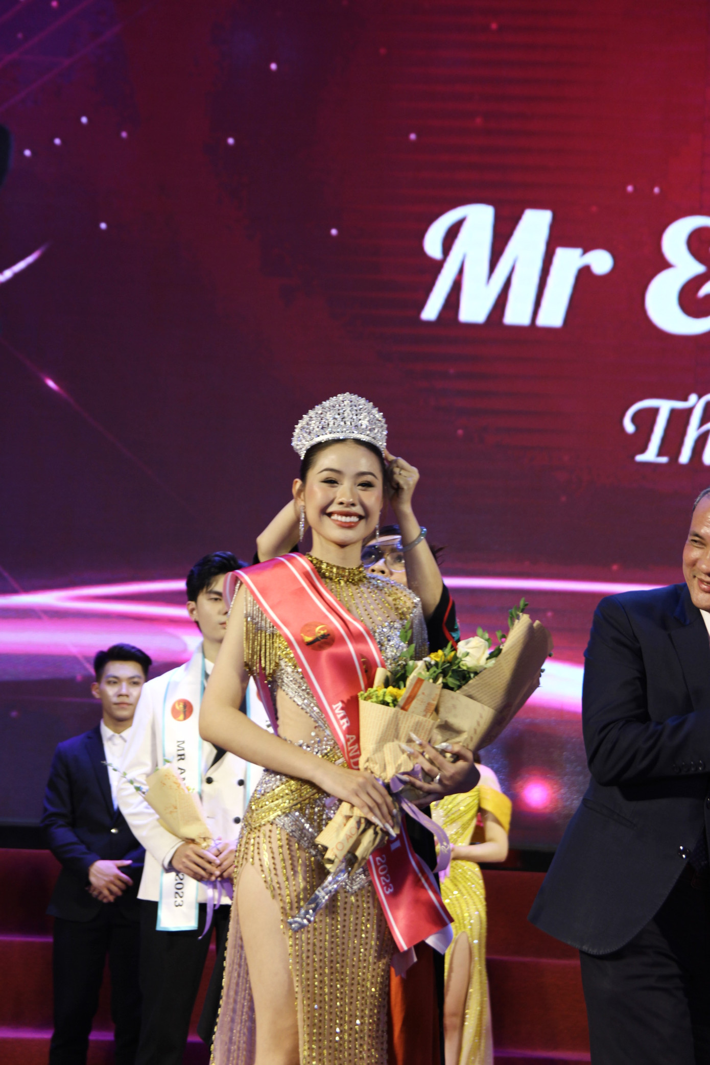 Vân Anh rạng rỡ trong khoảnh khắc đăng quang danh hiệu Hoa khôi Trường Đại học Thủy lợi năm 2023 Vân Anh rạng rỡ trong khoảnh khắc đăng quang danh hiệu Hoa khôi Trường Đại học Thủy lợi năm 2023