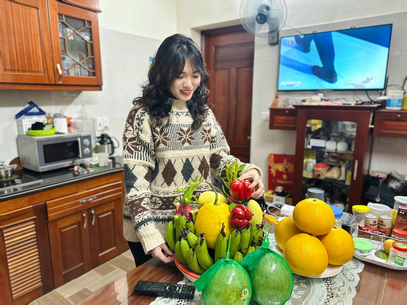 Minh Phương cẩn thận bày mâm ngũ quả, thể hiện sự thành kính và trân trọng nét đẹp truyền thống trong dịp Tết cổ truyền. Minh Phương cẩn thận bày mâm ngũ quả, thể hiện sự thành kính và trân trọng nét đẹp truyền thống trong dịp Tết cổ truyền.