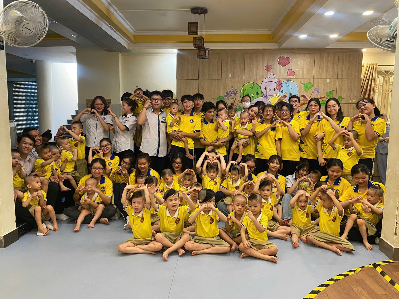 Như Quỳnh trong một hoạt động thiện nguyện tại mái ấm tình thương.