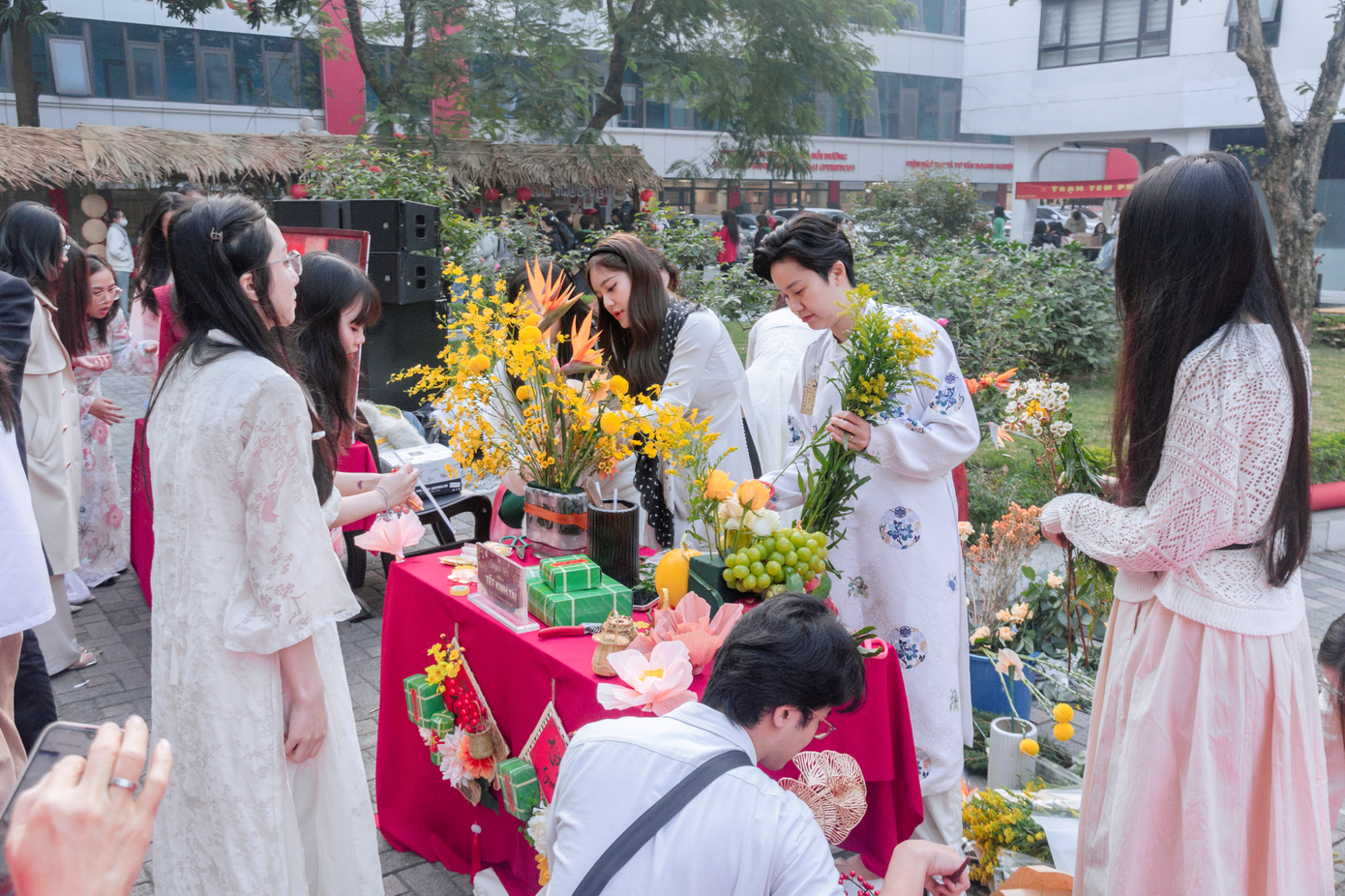 Các đội chuẩn bị phần thi tỉ mỉ và đầy tâm huyết. Các đội chuẩn bị phần thi tỉ mỉ và đầy tâm huyết.