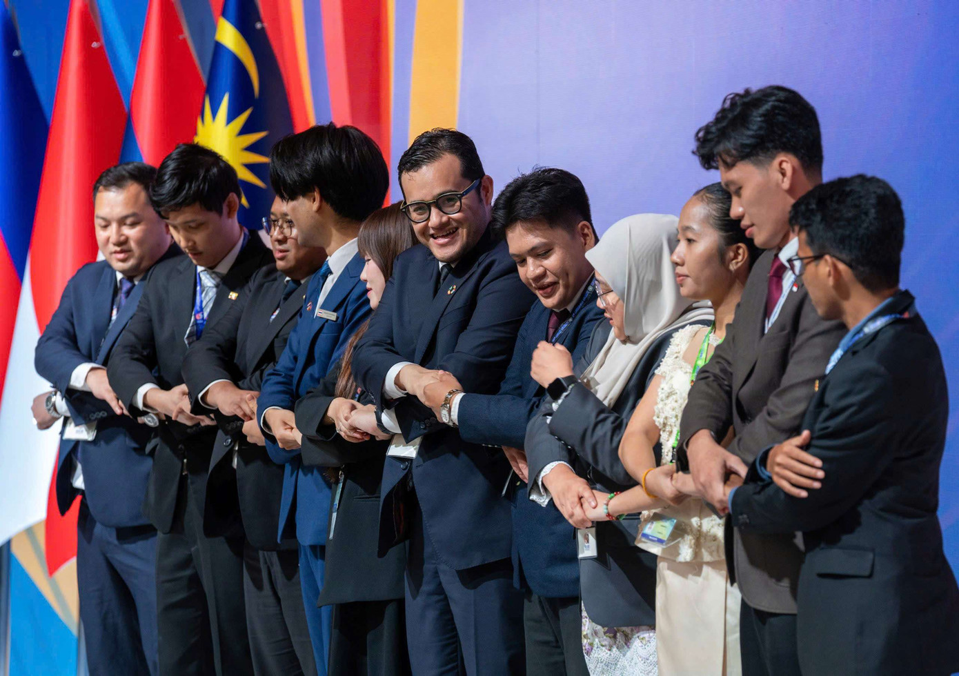 Các đại biểu thanh niên từ 10 quốc gia ASEAN và Timor-Leste cùng thể hiện tinh thần đoàn kết tại Đối thoại Thanh niên ASEAN 2025. Các đại biểu thanh niên từ 10 quốc gia ASEAN và Timor-Leste cùng thể hiện tinh thần đoàn kết tại Đối thoại Thanh niên ASEAN 2025.