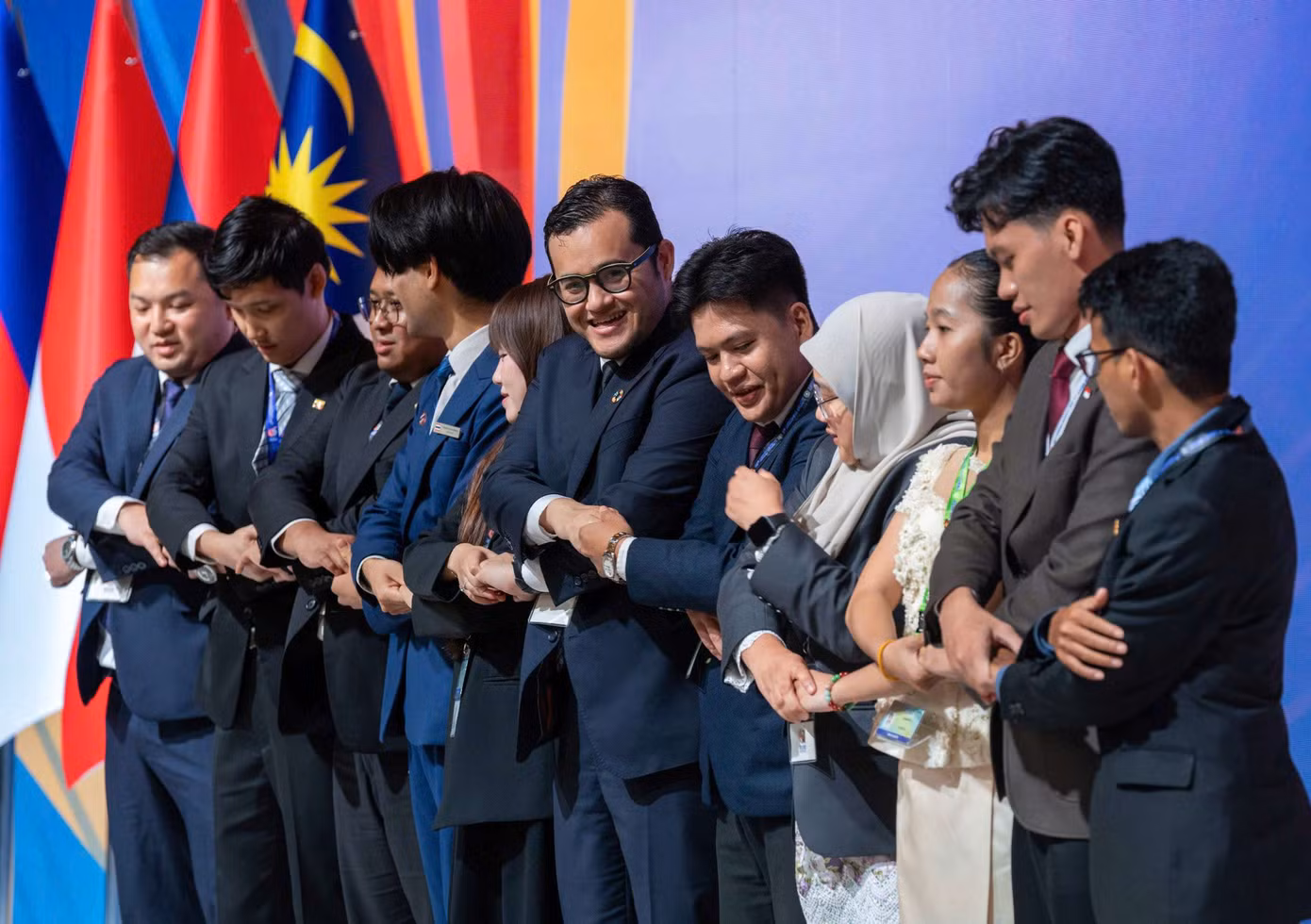Các đại biểu thanh niên từ 10 quốc gia ASEAN và Timor-Leste cùng thể hiện tinh thần đoàn kết tại Đối thoại Thanh niên ASEAN 2025.