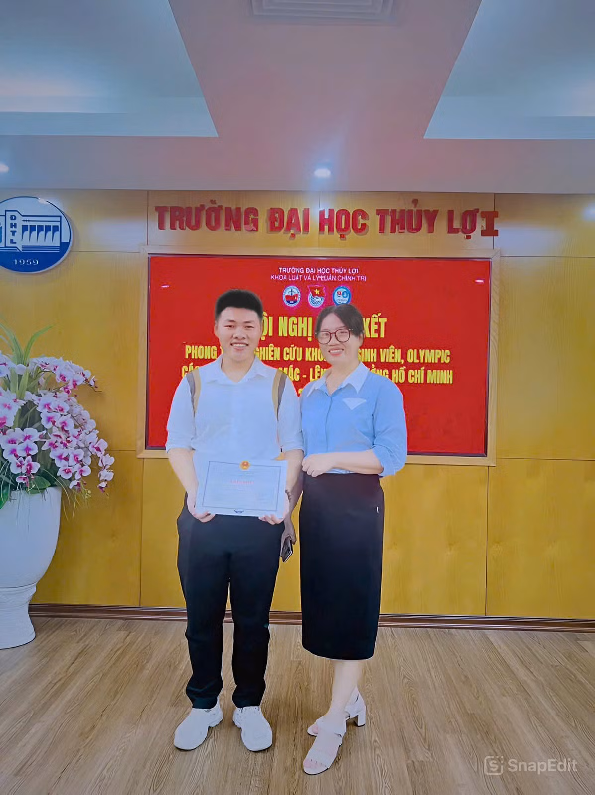 Ảnh chụp cùng Tiến sĩ Nguyễn Thị Anh, giảng viên khoa Luật và Lý luận chính trị, Trường Đại học Thủy lợi hướng dẫn sinh viên Nghiên cứu khoa học Ảnh chụp cùng Tiến sĩ Nguyễn Thị Anh, giảng viên khoa Luật và Lý luận chính trị, Trường Đại học Thủy lợi hướng dẫn sinh viên Nghiên cứu khoa học