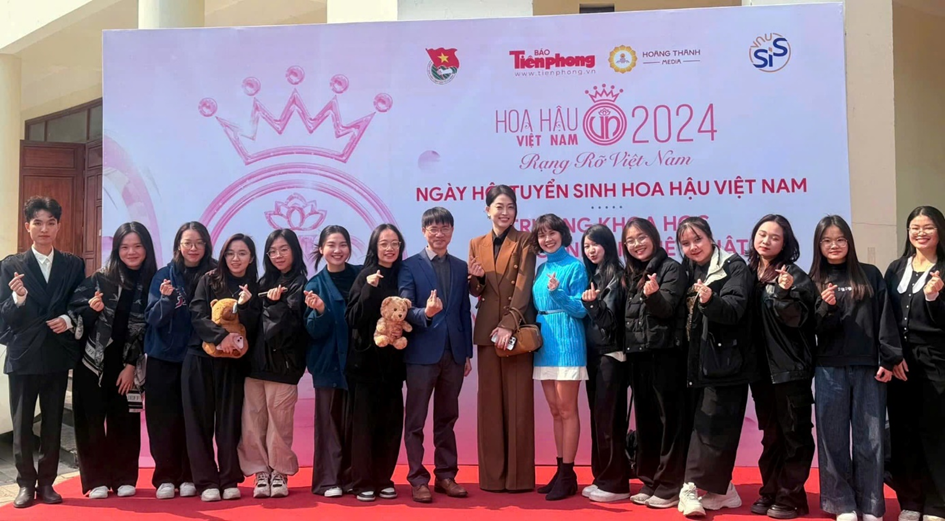 Thùy Trang và Hồng Anh may mắn được tạo cơ hội thực tập sớm để quan sát, học hỏi từ 2 sự kiện lớn. Thùy Trang và Hồng Anh may mắn được tạo cơ hội thực tập sớm để quan sát, học hỏi từ 2 sự kiện lớn.