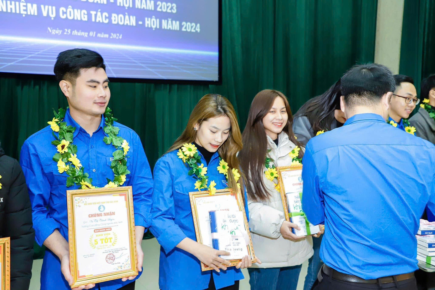 Quỳnh giang nhận danh hiệu Sinh viên 5 tốt cấp tỉnh (đứng thứ 2 từ trái sang).