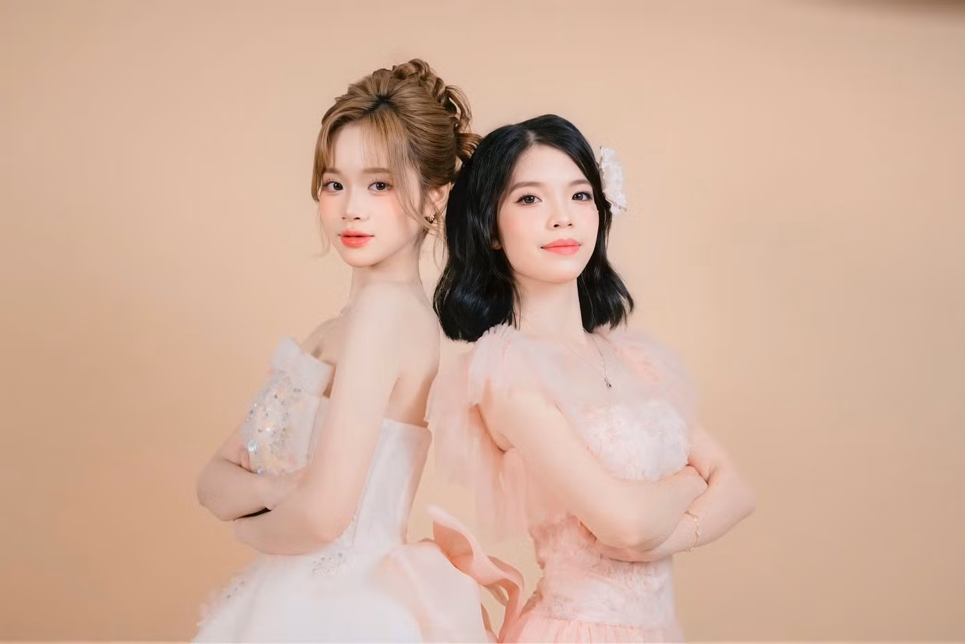 Trà My cùng Huấn luyện viên Minh Châu. Trà My cùng Huấn luyện viên Minh Châu.