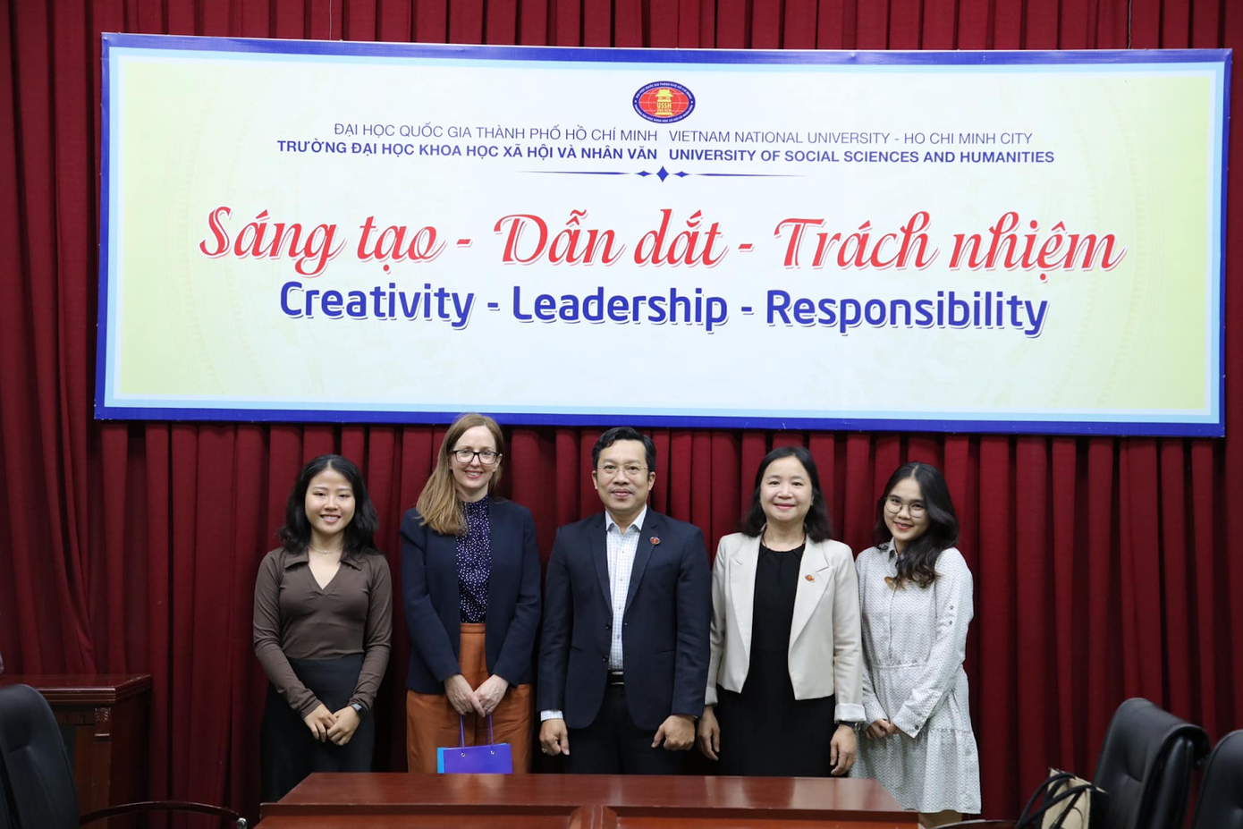 Hồng Đào đón tiếp đại diện University of Canterbury (UC) đến làm việc tại USSH trước khi sang New Zealand theo học tại UC. Hồng Đào đón tiếp đại diện University of Canterbury (UC) đến làm việc tại USSH trước khi sang New Zealand theo học tại UC.