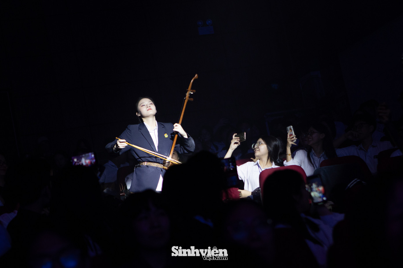 Sự hòa quyện tinh tế giữa âm hưởng truyền thống và hiện đại đã tạo nên những tiết mục đặc sắc. Các nhạc cụ dân tộc như sáo trúc, đàn bầu, đàn tranh, đàn nhị được phối hợp ăn ý với âm nhạc điện tử, mang đến những trải nghiệm âm nhạc mới lạ. Bên cạnh đó, các ca khúc trữ tình bất hủ được hòa âm, phối khí làm mới, khơi dậy những cảm xúc sâu lắng trong lòng khán giả.