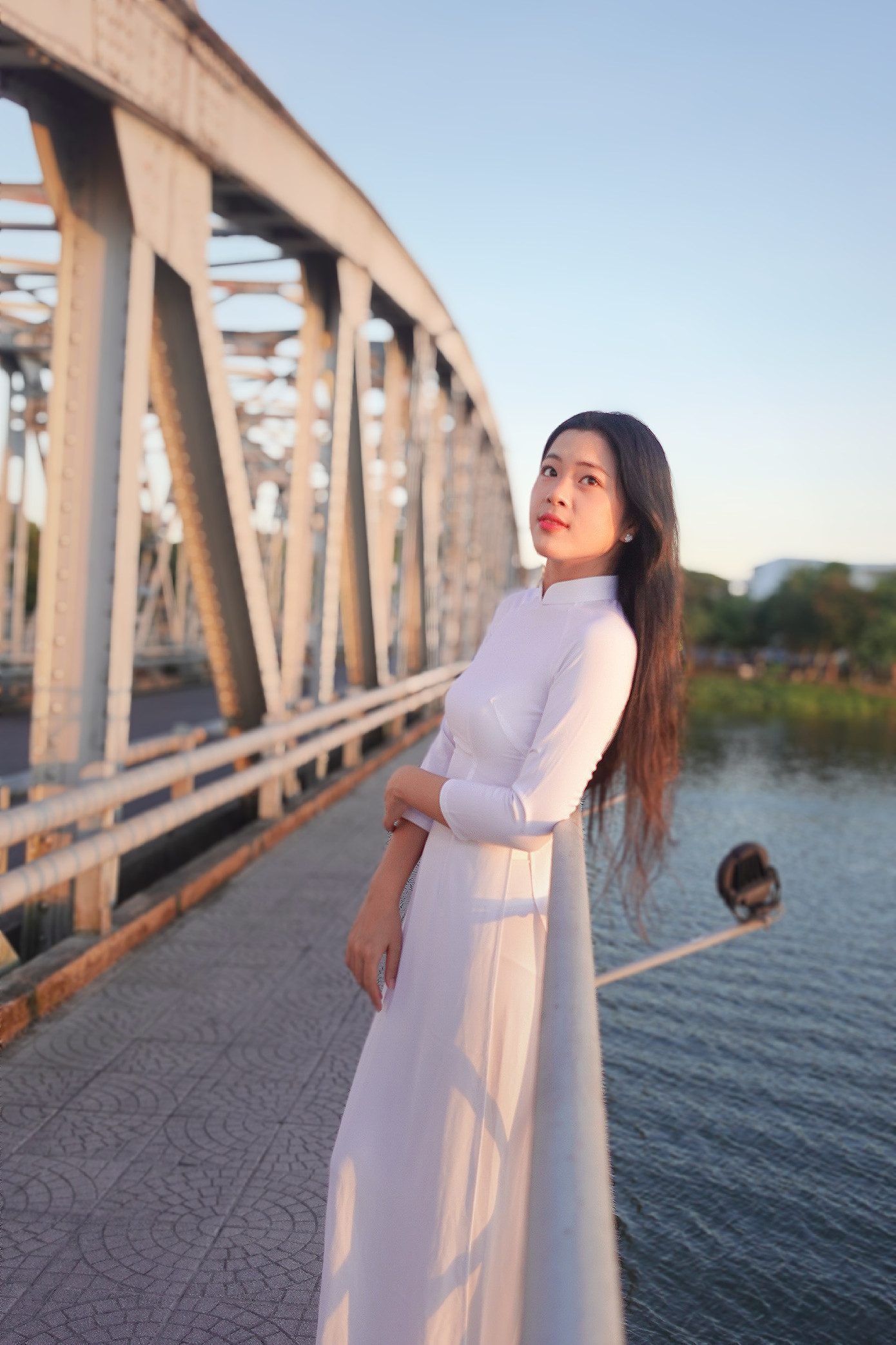 Hà Phương chậm rãi tận hưởng nhịp sống yên bình của mảnh đất cố đô. Hà Phương chậm rãi tận hưởng nhịp sống yên bình của mảnh đất cố đô.