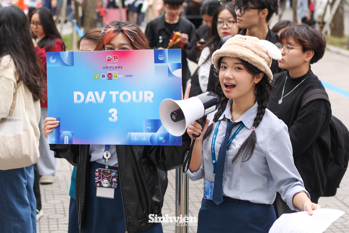 DAV Tour trở thành điểm nhấn thu hút đông đảo học sinh, mang đến cơ hội khám phá trực tiếp các phòng học và cơ sở vật chất hiện đại của Học viện, cùng với sự hướng dẫn nhiệt tình từ các anh chị sinh viên khóa trên.