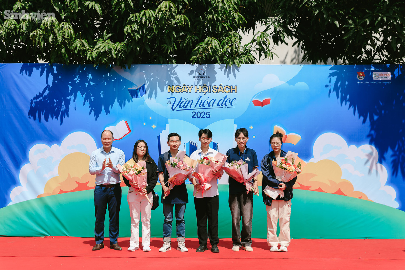 Điểm nhấn đặc biệt trong chương trình khai mạc còn là lễ trao giải cuộc thi sáng tác ấn phẩm truyền thông Phenikaa Student Council 2025 với chủ đề "Văn hóa học đường năm học 2024 - 2025". Cuộc thi ý nghĩa này được tổ chức nhằm khuyến khích sinh viên thể hiện nhận thức sâu sắc và những nét đẹp văn hóa học đường thông qua các sản phẩm truyền thông sáng tạo. Ban tổ chức đã vinh danh 12 tác phẩm xuất sắc nhất, các tác phẩm được đánh giá cao bởi khả năng truyền tải trọn vẹn thông điệp và tạo ấn tượng mạnh mẽ đối với người xem.