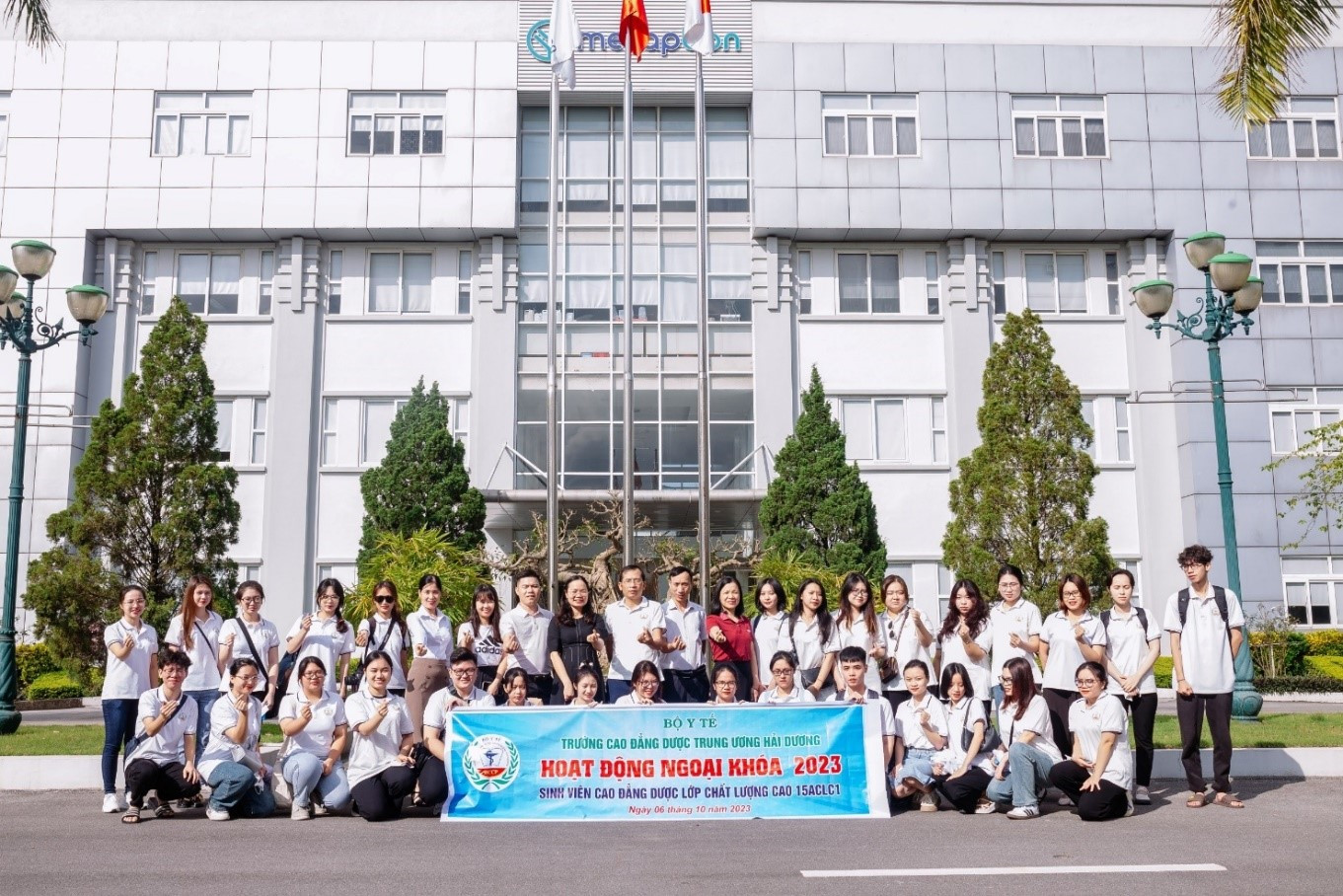 Sinh viên học chương trình định hướng chất lượng cao đi tham quan học tập tại doanh nghiệp. Sinh viên học chương trình định hướng chất lượng cao đi tham quan học tập tại doanh nghiệp.