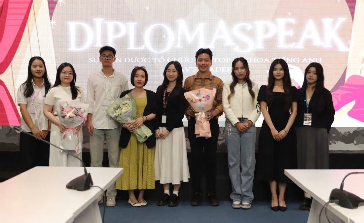 Sinh viên khoá 51 Khoa Tiếng Anh thể hiện bản lĩnh trong sự kiện DIPLOMASPEAK - Sự kiện trong khuôn khổ Vòng làm việc nhóm của chương trình Tìm kiếm thủ lĩnh sinh viên Học viện Ngoại giao. Sinh viên khoá 51 Khoa Tiếng Anh thể hiện bản lĩnh trong sự kiện DIPLOMASPEAK - Sự kiện trong khuôn khổ Vòng làm việc nhóm của chương trình Tìm kiếm thủ lĩnh sinh viên Học viện Ngoại giao.