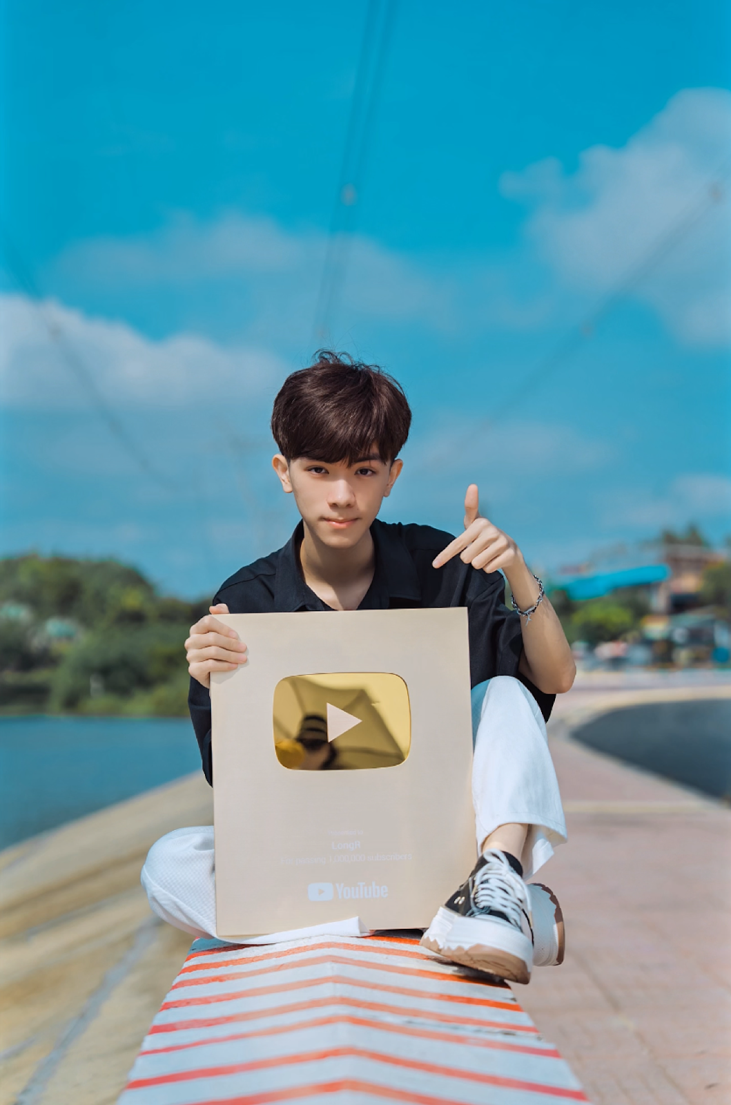 Phi Long vượt qua giới hạn cá nhân, mà còn truyền cảm hứng cho không ít bạn trẻ dám bắt đầu từ con số 0. Phi Long vượt qua giới hạn cá nhân, mà còn truyền cảm hứng cho không ít bạn trẻ dám bắt đầu từ con số 0.