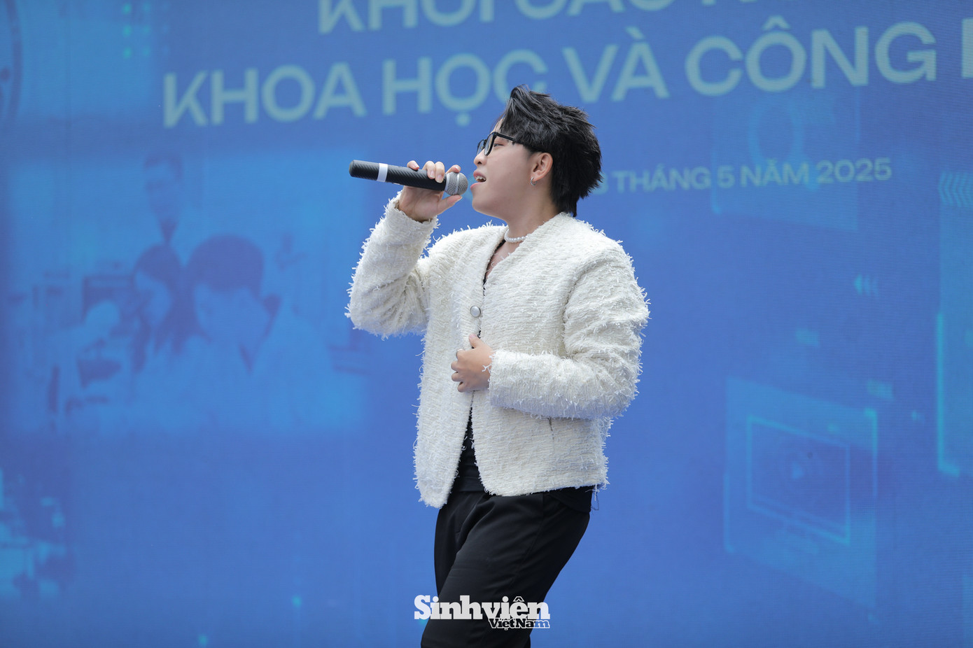 Kuun Đức Nam là nghệ sĩ tài năng có nhiều sản phẩm âm nhạc được các bạn trẻ yêu thích như: Tình cờ yêu em, Yêu nhau xong rồi, 5 tháng bên em… Bản live Tình cờ yêu em là món quà âm nhạc ấn tượng nam ca sĩ mang đến Ngày hội lớn về Khoa học và Công nghệ.