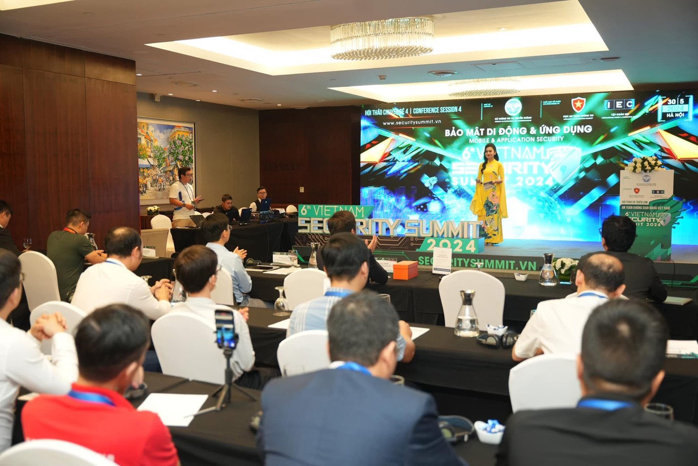 Hồng Hạnh đảm nhận vai trò MC dẫn chương trình cho Hội thảo về An ninh mạng.