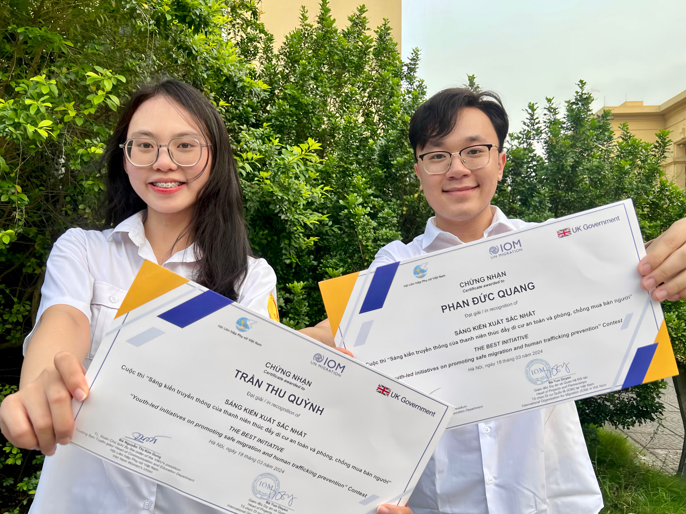 Quỳnh nhận Top 6 Sáng kiến xuất sắc nhất. Quỳnh nhận Top 6 Sáng kiến xuất sắc nhất.