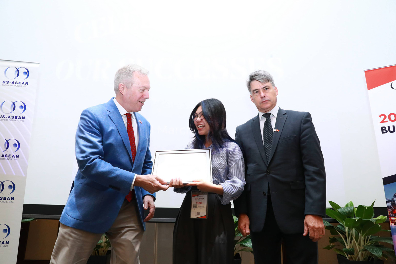 Chủ tịch kiêm Tổng Giám đốc USABC Ted Osius (bên trái) - nguyên Đại sứ Hoa Kỳ tại Việt Nam - đích thân trao giấy chứng nhận cho Thùy Chi.