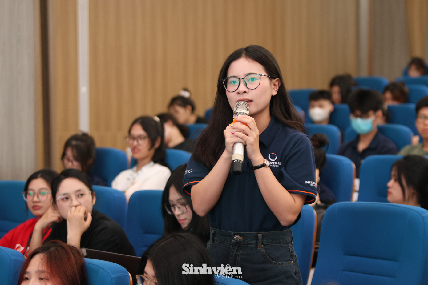 Trong buổi Toạ đàm, sinh viên Đại học Phenikaa đã đặt ra nhiều câu hỏi sắc sảo, mang tính thử thách cho các diễn giả. Nhà báo Nguyễn Tuấn Anh chia sẻ rằng, qua cách đặt câu hỏi, anh đánh giá cao sự chủ động cập nhật thông tin thời sự của sinh viên Phenikaa.