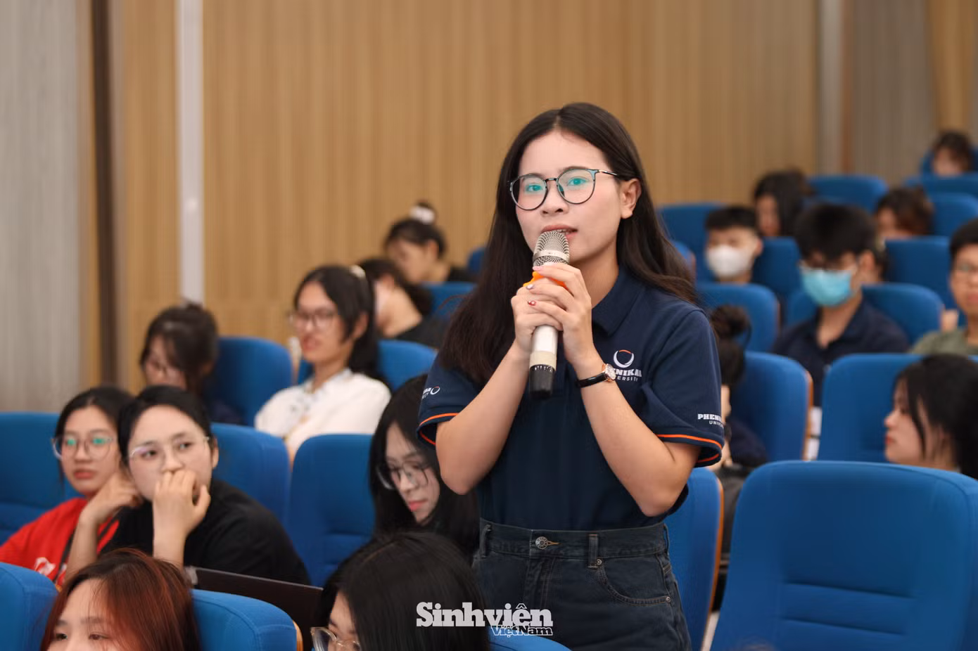 Trong buổi Toạ đàm, sinh viên Đại học Phenikaa đã đặt ra nhiều câu hỏi sắc sảo, mang tính thử thách cho các diễn giả. Nhà báo Nguyễn Tuấn Anh chia sẻ rằng, qua cách đặt câu hỏi, anh đánh giá cao sự chủ động cập nhật thông tin thời sự của sinh viên Phenikaa.