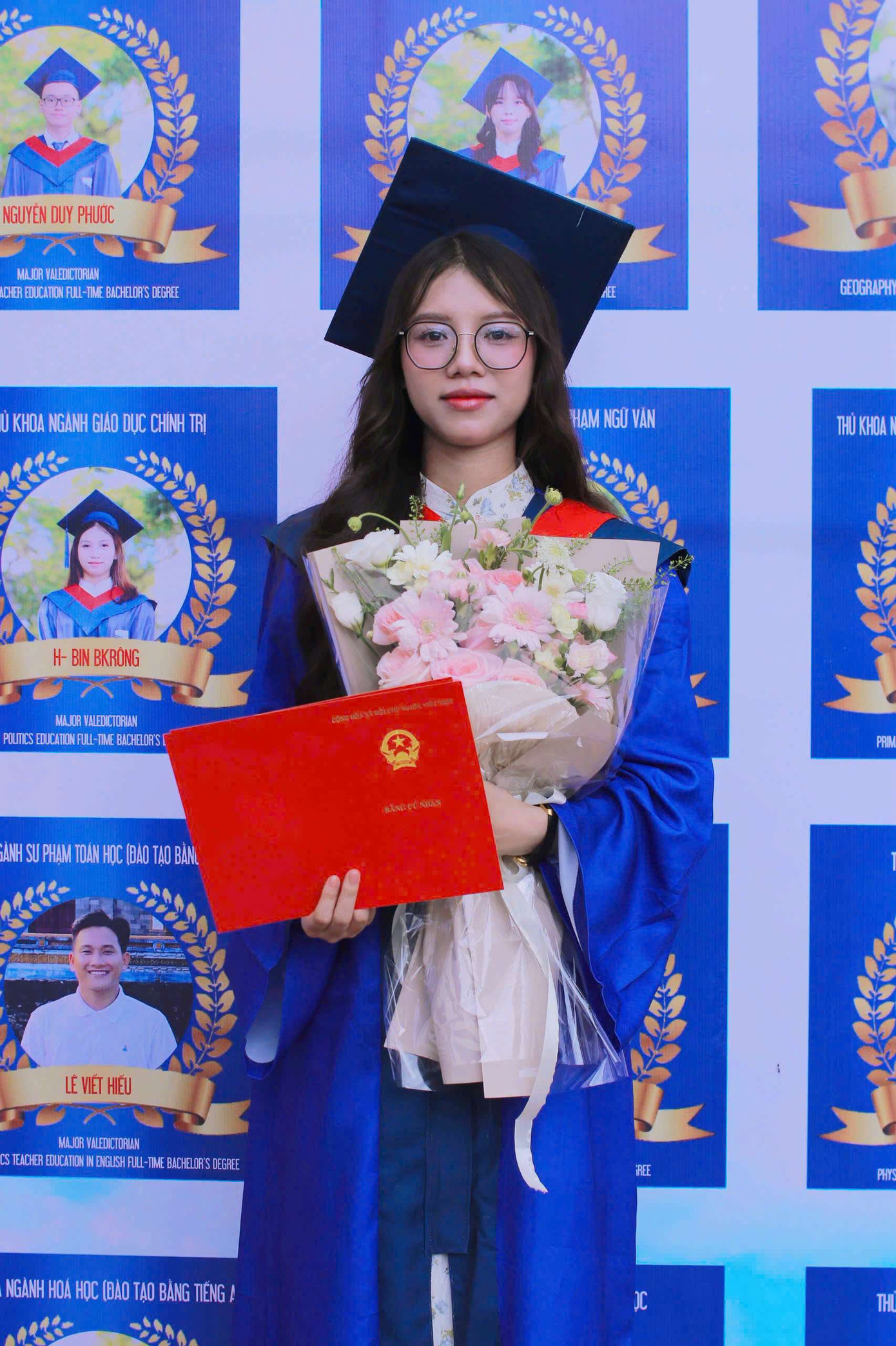 Hoàng Thị Thùy Trang tân cử nhân ngành Sư phạm Toán, Trường Đại học Sư phạm, Đại học Huế. Hoàng Thị Thùy Trang tân cử nhân ngành Sư phạm Toán, Trường Đại học Sư phạm, Đại học Huế.