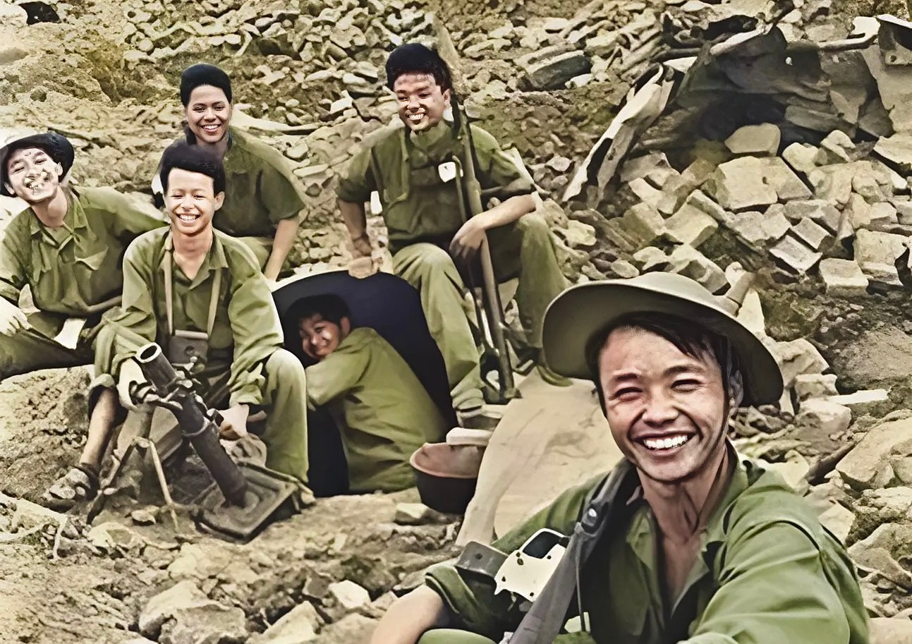 Những đôi mắt sáng, nụ rạng rỡ của những người lính trẻ tại chiến trường Quảng Trị khốc liệt. Họ đã chẳng tiếc tuổi xuân dâng hiến tất cả cho lý tưởng hòa bình, tự do và tương lai tươi đẹp của Tổ quốc. (Ảnh: Đoàn Công Tính)