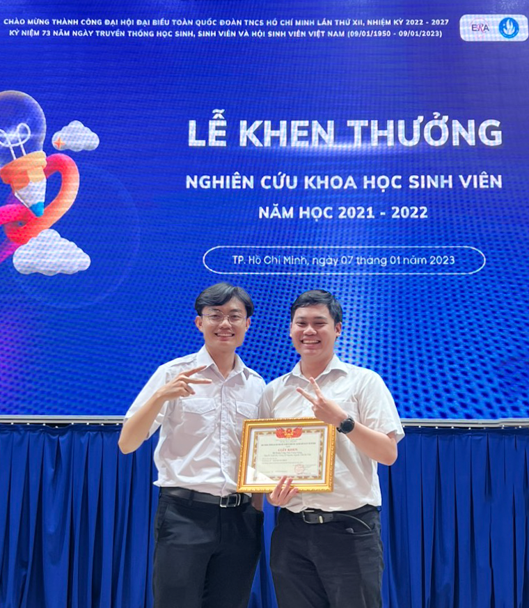 Bá Toàn nhận giấy khen trong lễ tuyên dương Sinh viên nghiên cứu khoa học cấp trường.