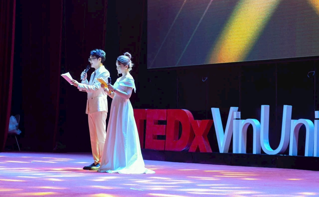 MC Khánh Linh được “chọn mặt gửi vàng” trong chương trình TEDxVinUni.