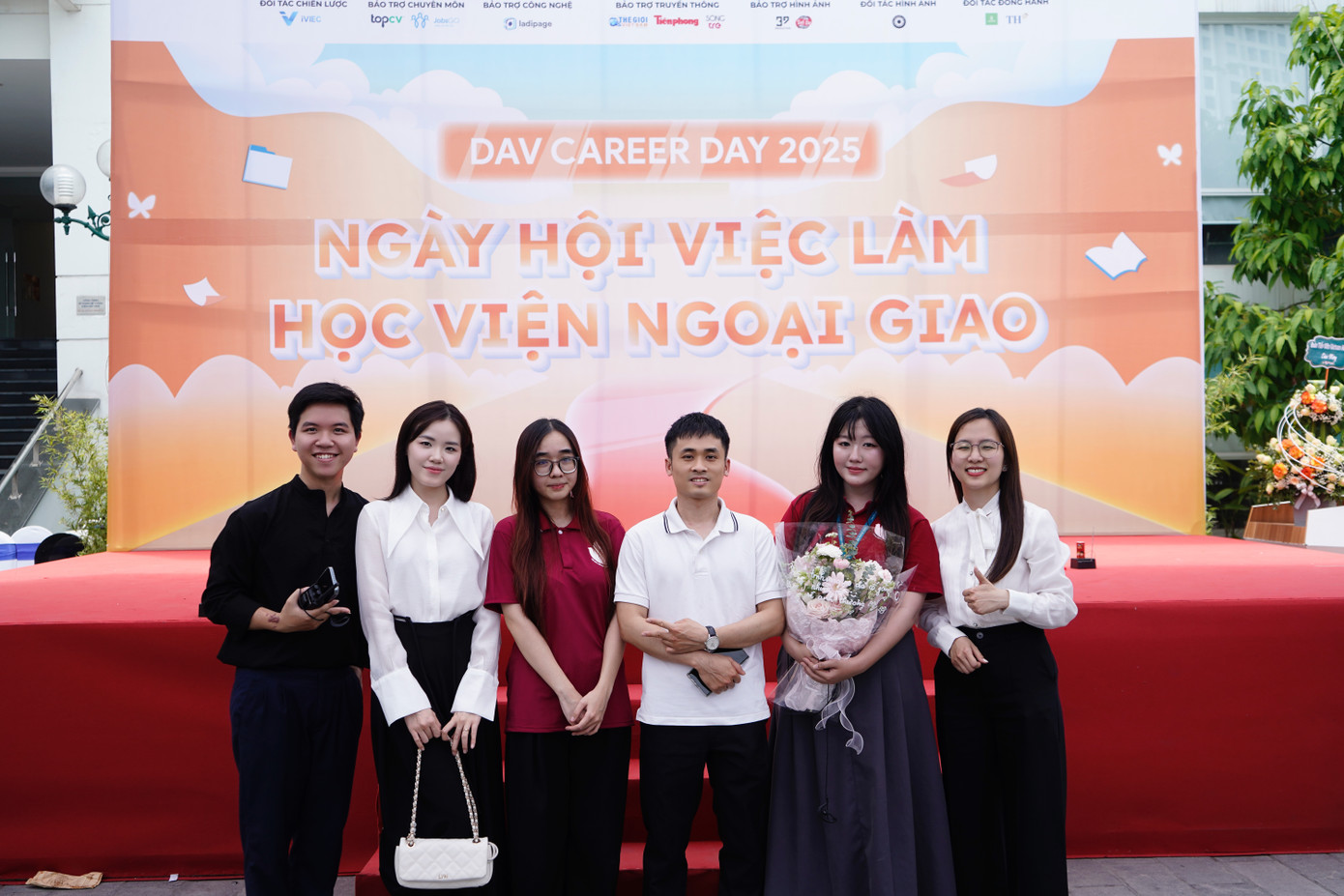 Nguyễn Thị Khuyên từng giữ vị trí Trưởng ban tổ chức trong chương trình “Ngày hội việc làm Học viện Ngoại giao”. Nguyễn Thị Khuyên từng giữ vị trí Trưởng ban tổ chức trong chương trình “Ngày hội việc làm Học viện Ngoại giao”.