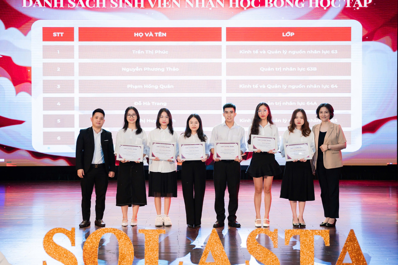 Hồng Quân cùng tập thể được trao giấy chứng nhận.