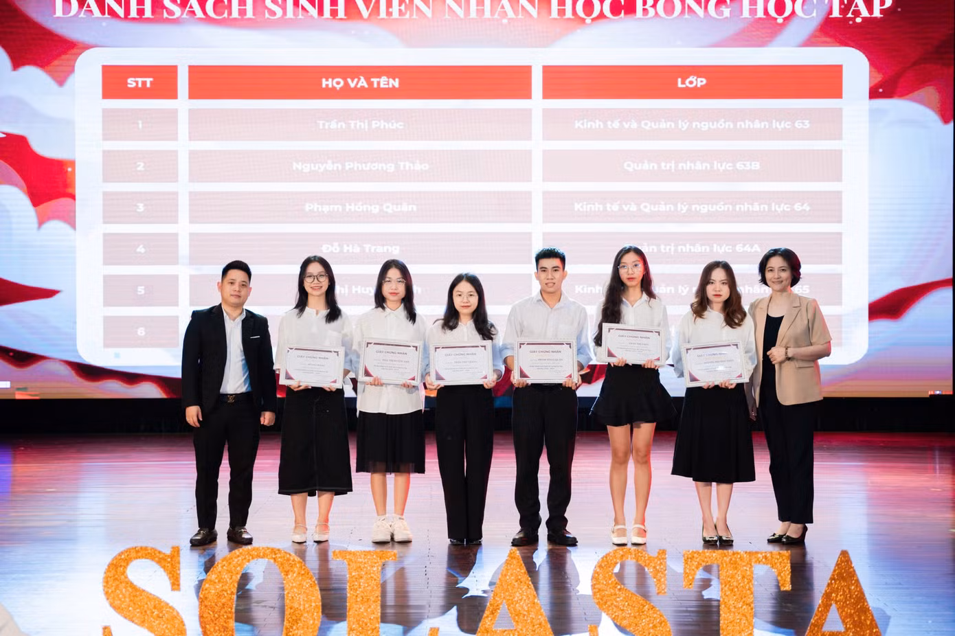 Hồng Quân cùng tập thể được trao giấy chứng nhận. Hồng Quân cùng tập thể được trao giấy chứng nhận.