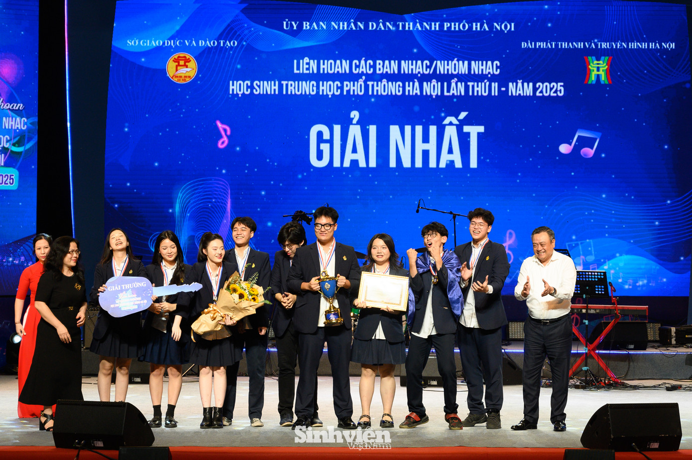 Chủ tịch UBND thành phố Hà Nội Trần Sỹ Thanh cùng Thứ trưởng Bộ GD&ĐT Nguyễn Thị Kim Chi đã cùng trao 2 giải Nhất danh giá cho ban nhạc đến từ Trường THPT Việt Đức và ban nhạc của Trường THCS&THPT Olympia.